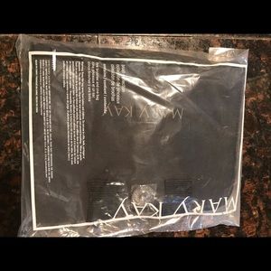 NWT Mary Kay makeup brush kit with bag